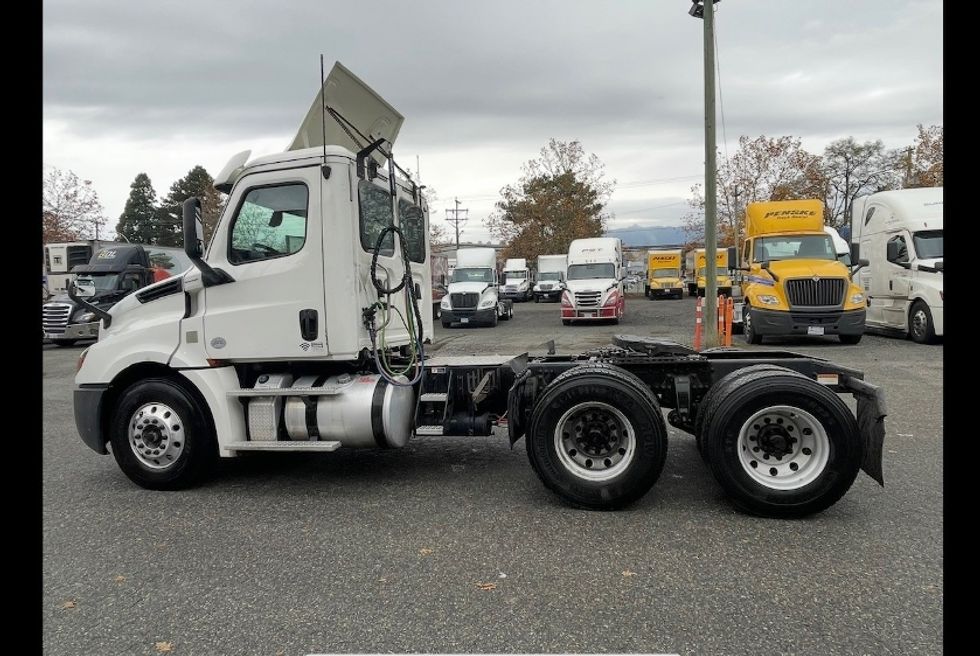 Day Cab Tractor-Heavy Duty Tractors-Freightliner-2019-T12664ST-Surrey-BC-319,582\n\t\tkm-$ 77,000 - Image 4