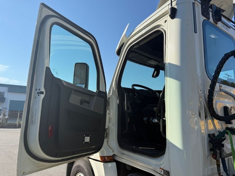 Day Cab Tractor-Heavy Duty Tractors-Freightliner-2019-T12664ST-Surrey-BC-319,582\n\t\tkm-$ 77,000 - Image 9