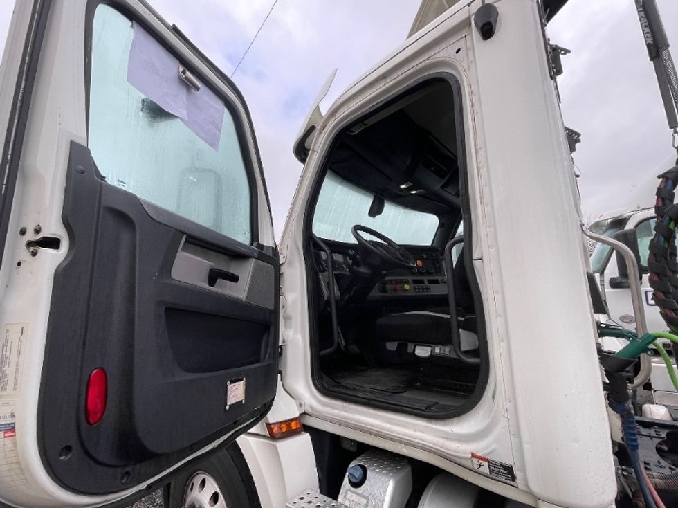 Day Cab Tractor-Heavy Duty Tractors-Freightliner-2019-T12664ST-Surrey-BC-361,721\n\t\tkm-$ 75,250 - Image 10