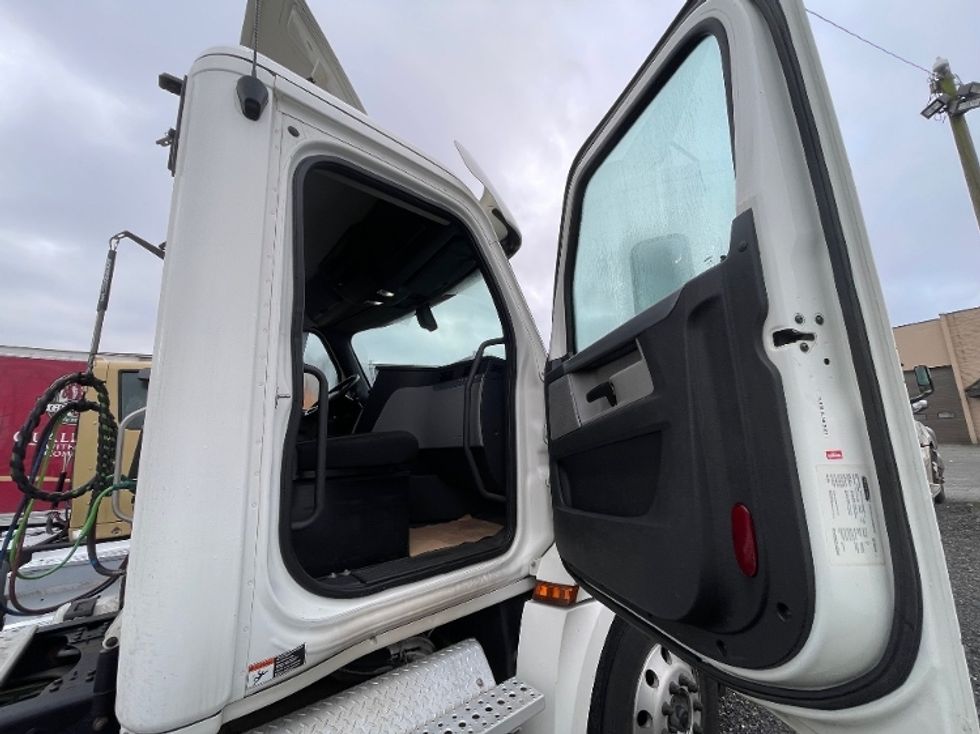 Day Cab Tractor-Heavy Duty Tractors-Freightliner-2019-T12664ST-Surrey-BC-361,721\n\t\tkm-$ 75,250 - Image 11