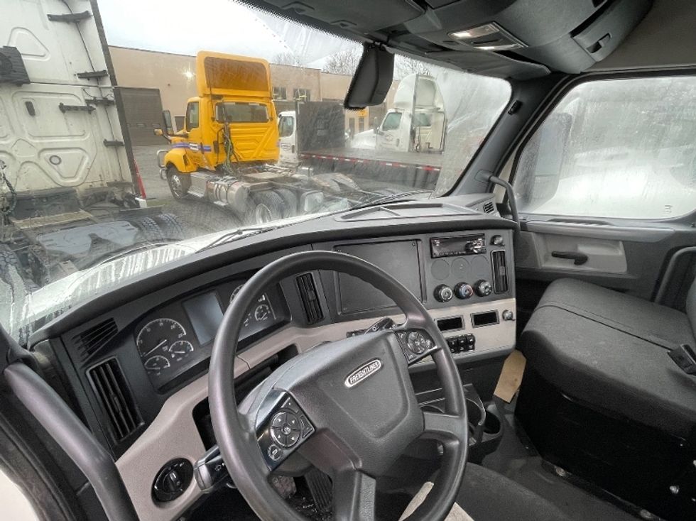 Day Cab Tractor-Heavy Duty Tractors-Freightliner-2019-T12664ST-Surrey-BC-361,721\n\t\tkm-$ 75,250 - Image 9