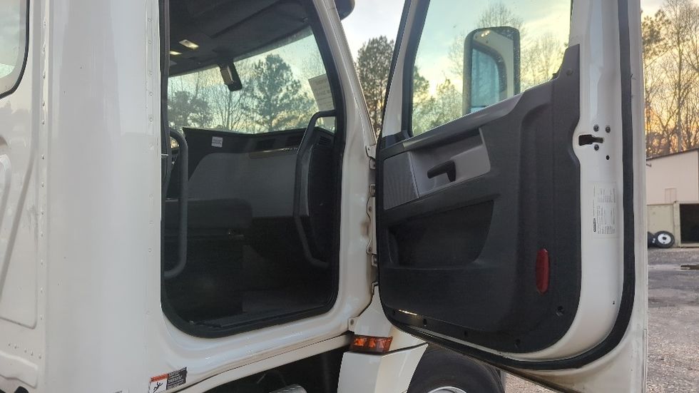 Day Cab Tractor-Heavy Duty Tractors-Freightliner-2019-T12664ST-Suwanee-GA-359,760\n\t\tmiles-$ 45,500 - Image 12