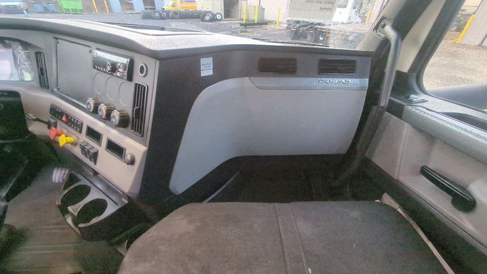 Day Cab Tractor-Heavy Duty Tractors-Freightliner-2019-T12664ST-Suwanee-GA-359,760\n\t\tmiles-$ 45,500 - Image 13