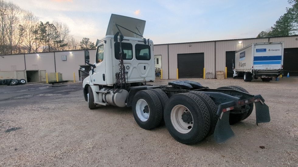 Day Cab Tractor-Heavy Duty Tractors-Freightliner-2019-T12664ST-Suwanee-GA-359,760\n\t\tmiles-$ 45,500 - Image 5