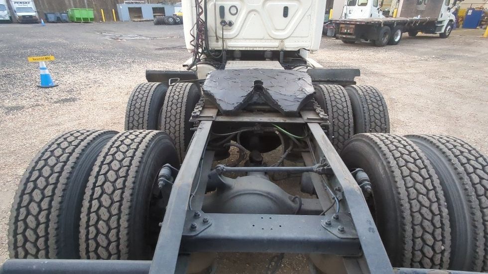 Day Cab Tractor-Heavy Duty Tractors-Freightliner-2019-T12664ST-Suwanee-GA-359,760\n\t\tmiles-$ 45,500 - Image 6