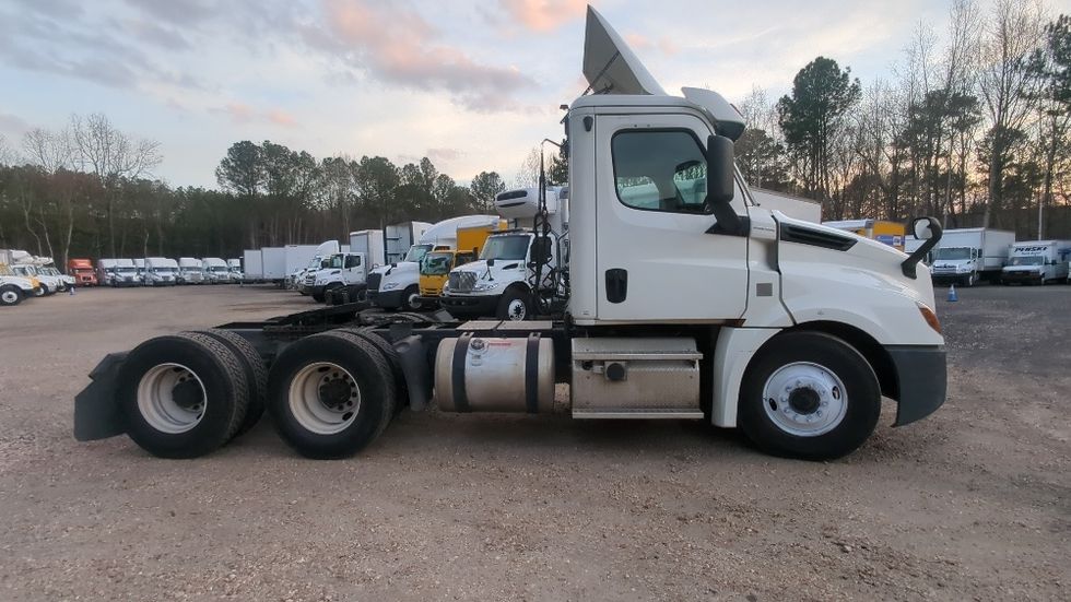 Day Cab Tractor-Heavy Duty Tractors-Freightliner-2019-T12664ST-Suwanee-GA-359,760\n\t\tmiles-$ 45,500 - Image 8