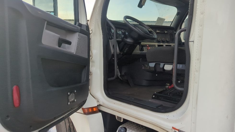 Day Cab Tractor-Heavy Duty Tractors-Freightliner-2019-T12664ST-Suwanee-GA-359,760\n\t\tmiles-$ 45,500 - Image 9