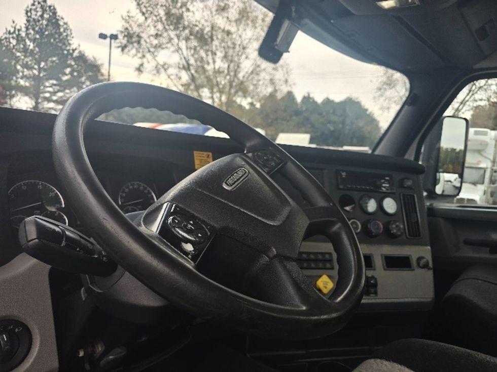 Day Cab Tractor-Heavy Duty Tractors-Freightliner-2019-T12664ST-Suwanee-GA-448,300\n\t\tmiles-$ 42,500 - Image 10