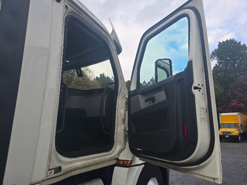 Day Cab Tractor-Heavy Duty Tractors-Freightliner-2019-T12664ST-Suwanee-GA-448,300\n\t\tmiles-$ 42,500 - Image 12