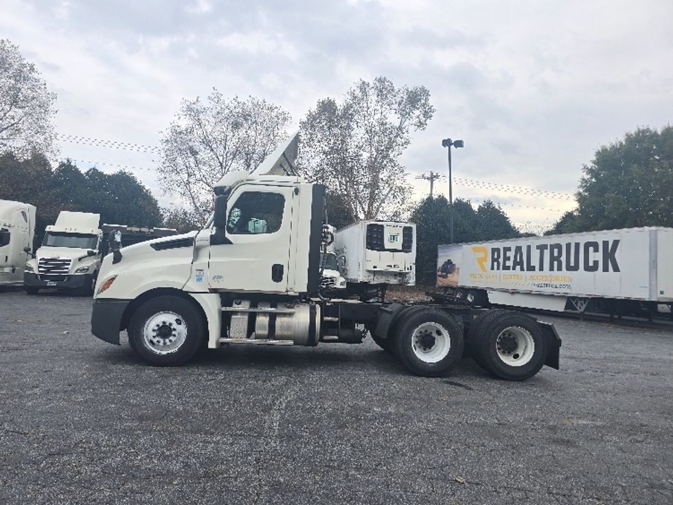 Day Cab Tractor-Heavy Duty Tractors-Freightliner-2019-T12664ST-Suwanee-GA-448,300\n\t\tmiles-$ 42,500 - Image 4