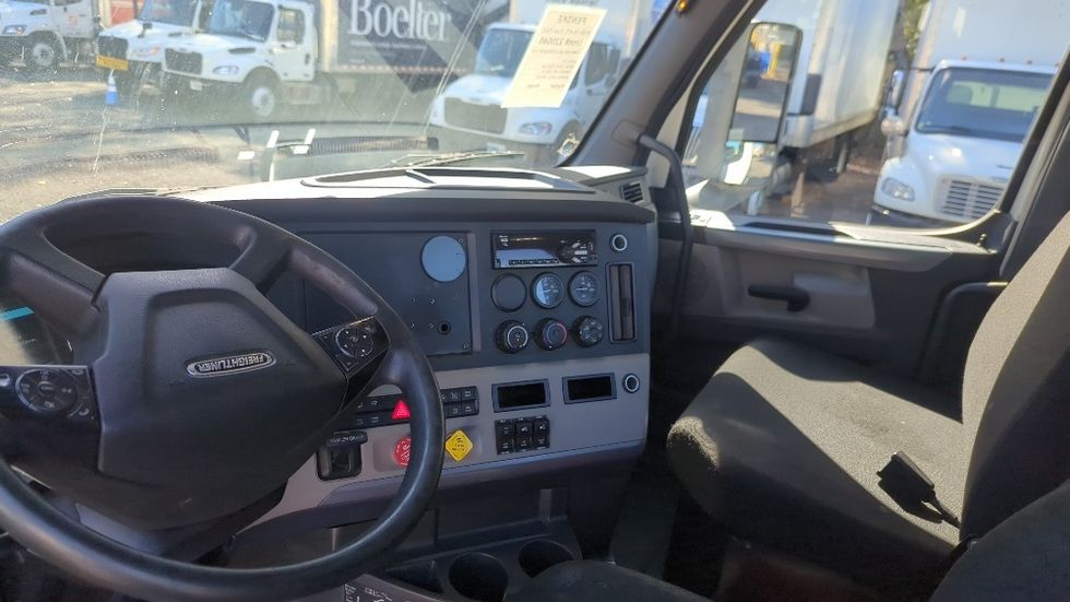Day Cab Tractor-Heavy Duty Tractors-Freightliner-2019-T12664ST-Suwanee-GA-453,450\n\t\tmiles-$ 42,250 - Image 10