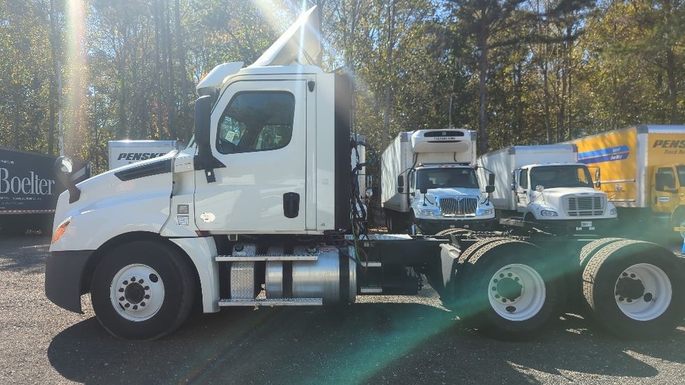 Day Cab Tractor-Heavy Duty Tractors-Freightliner-2019-T12664ST-Suwanee-GA-453,450\n\t\tmiles-$ 42,250 - Image 4