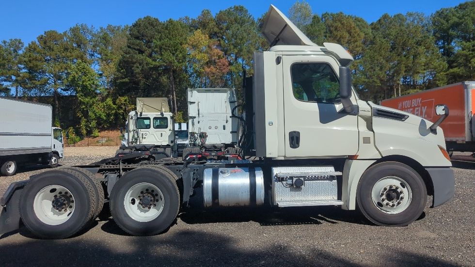 Day Cab Tractor-Heavy Duty Tractors-Freightliner-2019-T12664ST-Suwanee-GA-453,450\n\t\tmiles-$ 42,250 - Image 8