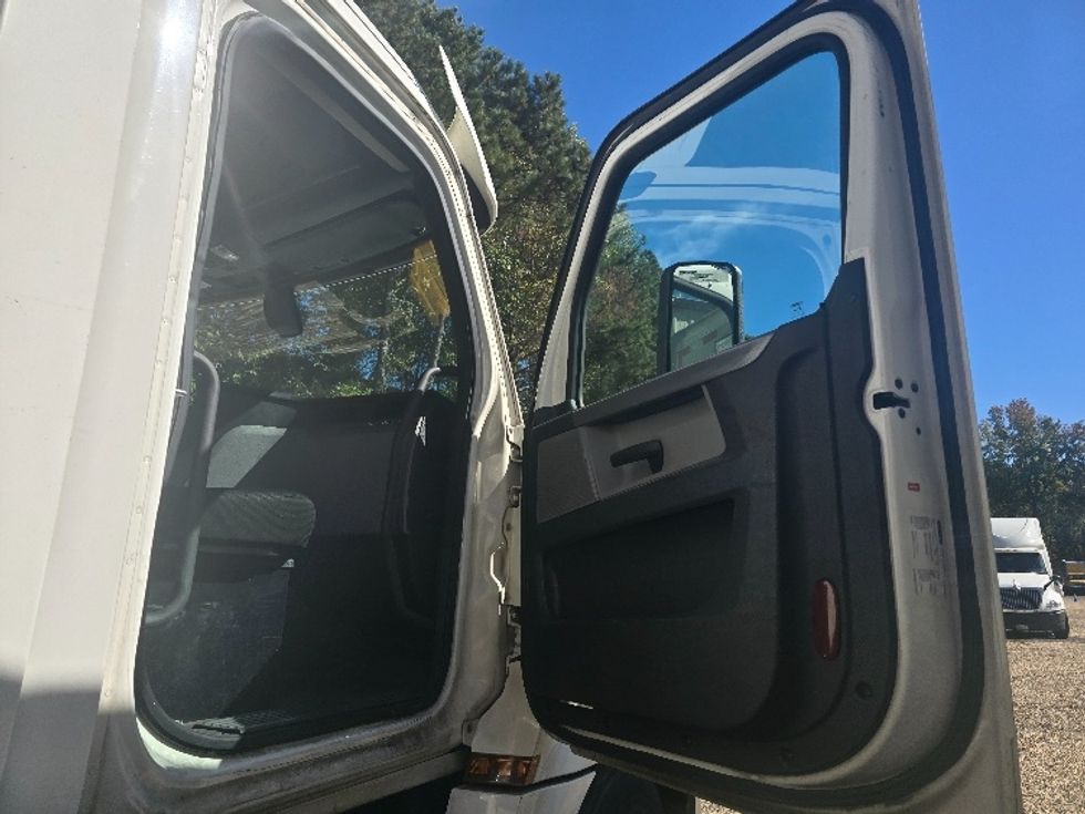 Day Cab Tractor-Heavy Duty Tractors-Freightliner-2019-T12664ST-Suwanee-GA-470,847\n\t\tmiles-$ 41,250 - Image 12