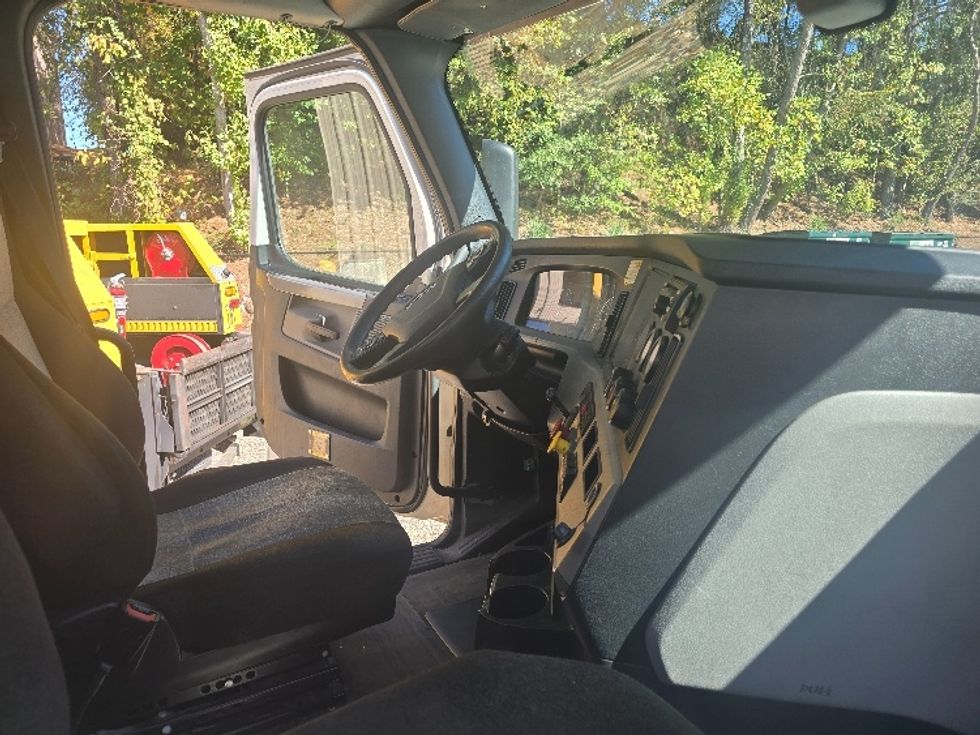 Day Cab Tractor-Heavy Duty Tractors-Freightliner-2019-T12664ST-Suwanee-GA-470,847\n\t\tmiles-$ 41,250 - Image 14