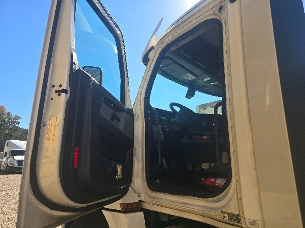 Day Cab Tractor-Heavy Duty Tractors-Freightliner-2019-T12664ST-Suwanee-GA-470,847\n\t\tmiles-$ 41,250 - Image 9