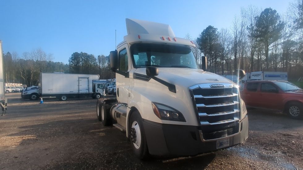 Day Cab Tractor-Heavy Duty Tractors-Freightliner-2019-T12664ST-Suwanee-GA-483,966\n\t\tmiles-$ 39,250 - Image 1