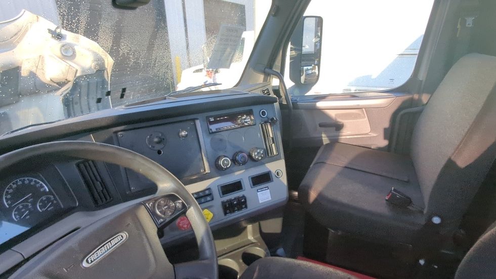Day Cab Tractor-Heavy Duty Tractors-Freightliner-2019-T12664ST-Suwanee-GA-483,966\n\t\tmiles-$ 39,250 - Image 10
