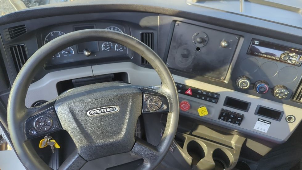 Day Cab Tractor-Heavy Duty Tractors-Freightliner-2019-T12664ST-Suwanee-GA-483,966\n\t\tmiles-$ 39,250 - Image 11