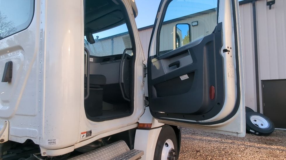 Day Cab Tractor-Heavy Duty Tractors-Freightliner-2019-T12664ST-Suwanee-GA-483,966\n\t\tmiles-$ 39,250 - Image 12