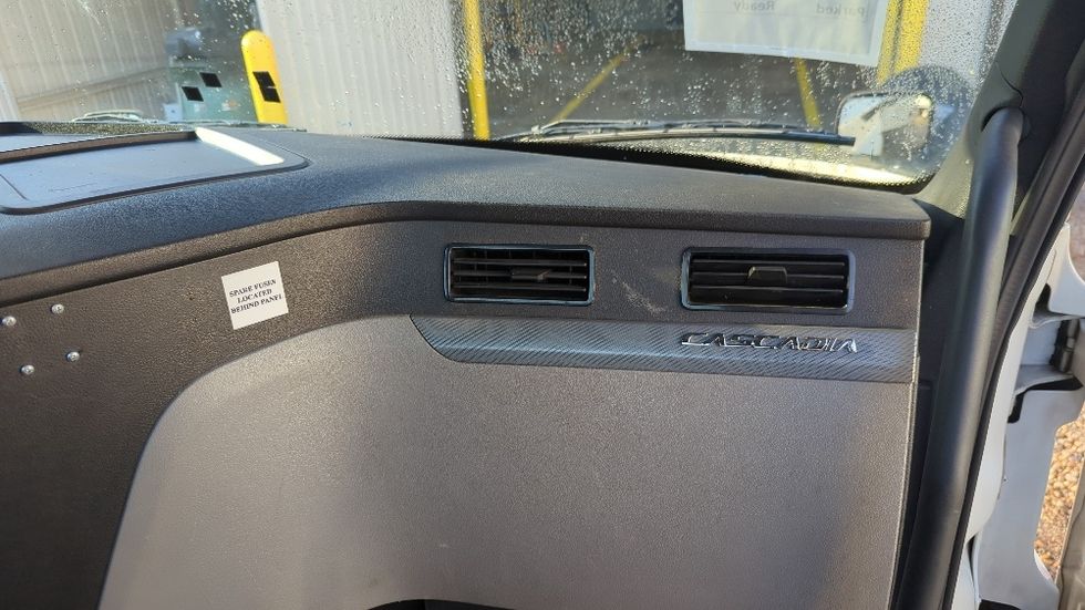 Day Cab Tractor-Heavy Duty Tractors-Freightliner-2019-T12664ST-Suwanee-GA-483,966\n\t\tmiles-$ 39,250 - Image 13