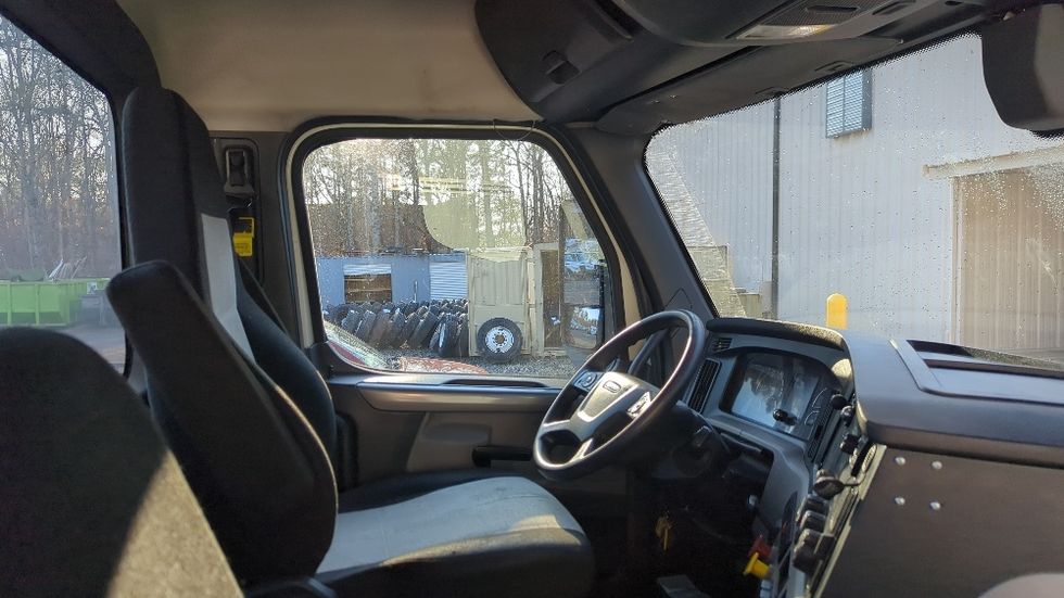 Day Cab Tractor-Heavy Duty Tractors-Freightliner-2019-T12664ST-Suwanee-GA-483,966\n\t\tmiles-$ 39,250 - Image 14