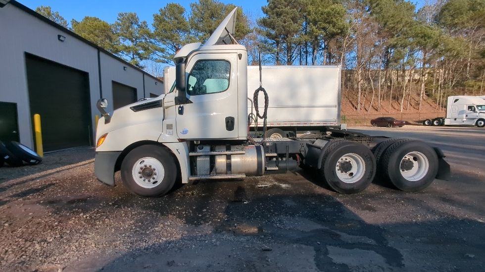 Day Cab Tractor-Heavy Duty Tractors-Freightliner-2019-T12664ST-Suwanee-GA-483,966\n\t\tmiles-$ 39,250 - Image 4