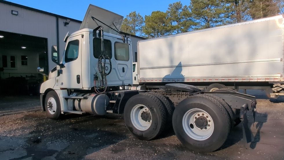 Day Cab Tractor-Heavy Duty Tractors-Freightliner-2019-T12664ST-Suwanee-GA-483,966\n\t\tmiles-$ 39,250 - Image 5