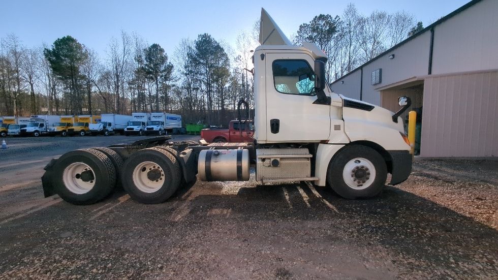 Day Cab Tractor-Heavy Duty Tractors-Freightliner-2019-T12664ST-Suwanee-GA-483,966\n\t\tmiles-$ 39,250 - Image 8