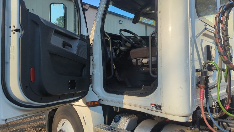 Day Cab Tractor-Heavy Duty Tractors-Freightliner-2019-T12664ST-Suwanee-GA-483,966\n\t\tmiles-$ 39,250 - Image 9