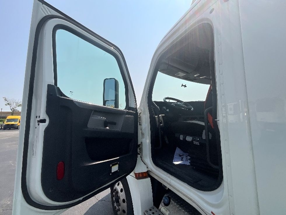Day Cab Tractor-Heavy Duty Tractors-Freightliner-2019-T12664ST-Swedesboro-NJ-231,561\n\t\tmiles-$ 53,750 - Image 9