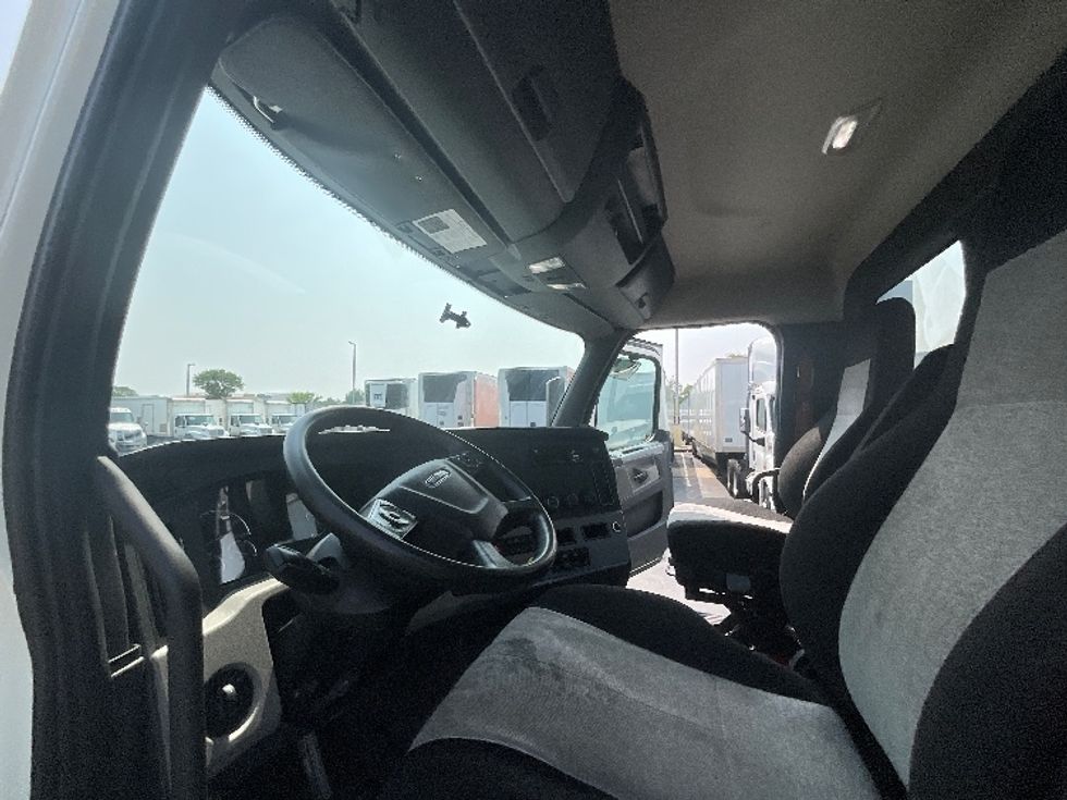 Day Cab Tractor-Heavy Duty Tractors-Freightliner-2019-T12664ST-Swedesboro-NJ-258,831\n\t\tmiles-$ 40,500 - Image 10