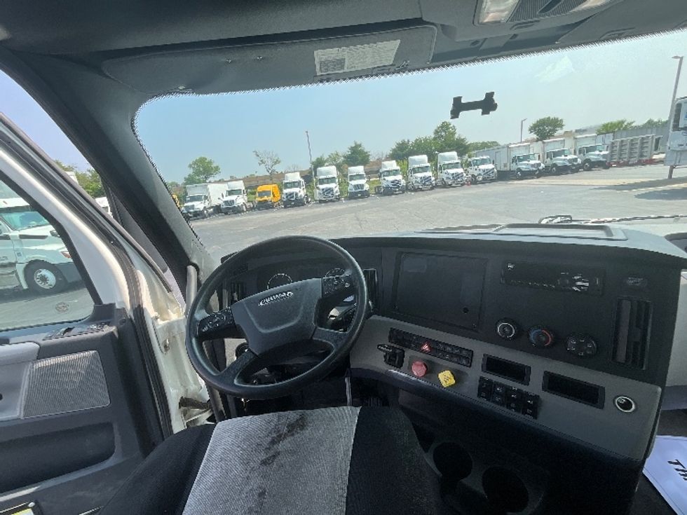 Day Cab Tractor-Heavy Duty Tractors-Freightliner-2019-T12664ST-Swedesboro-NJ-258,831\n\t\tmiles-$ 40,500 - Image 11