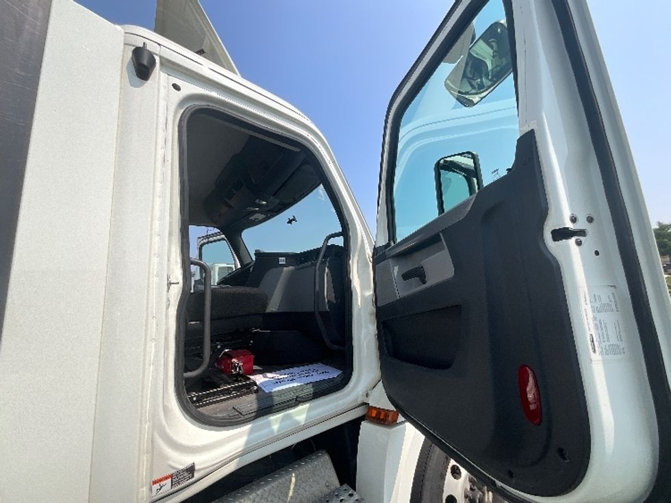 Day Cab Tractor-Heavy Duty Tractors-Freightliner-2019-T12664ST-Swedesboro-NJ-258,831\n\t\tmiles-$ 40,500 - Image 12