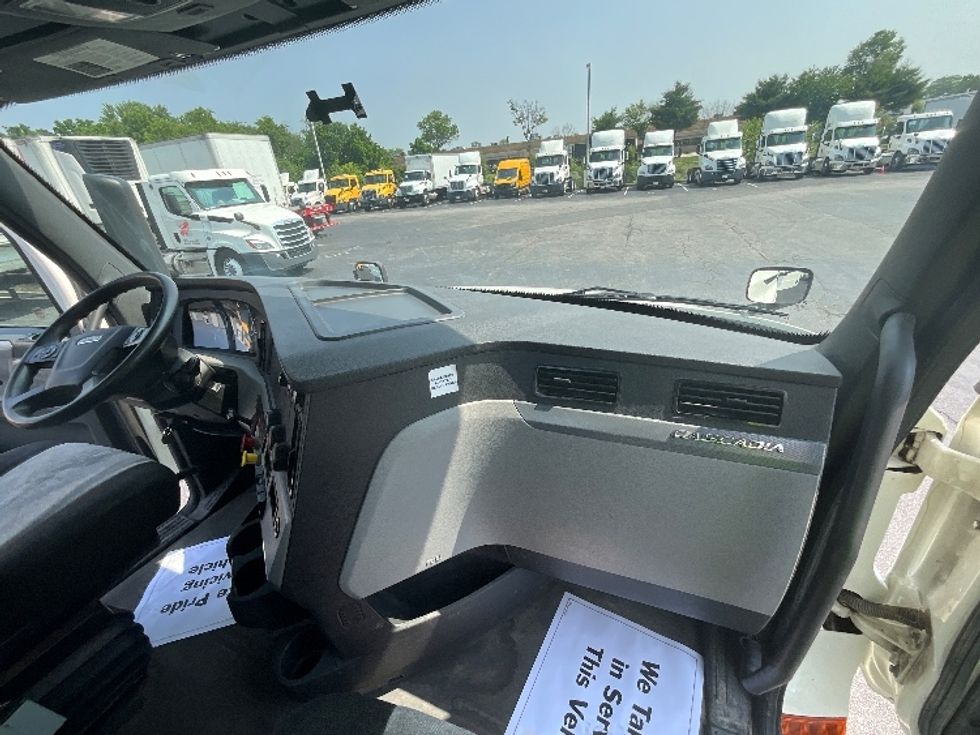 Day Cab Tractor-Heavy Duty Tractors-Freightliner-2019-T12664ST-Swedesboro-NJ-258,831\n\t\tmiles-$ 40,500 - Image 13