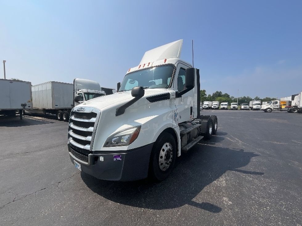 Day Cab Tractor-Heavy Duty Tractors-Freightliner-2019-T12664ST-Swedesboro-NJ-258,831\n\t\tmiles-$ 40,500 - Image 3