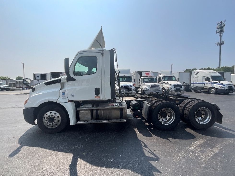 Day Cab Tractor-Heavy Duty Tractors-Freightliner-2019-T12664ST-Swedesboro-NJ-258,831\n\t\tmiles-$ 40,500 - Image 4