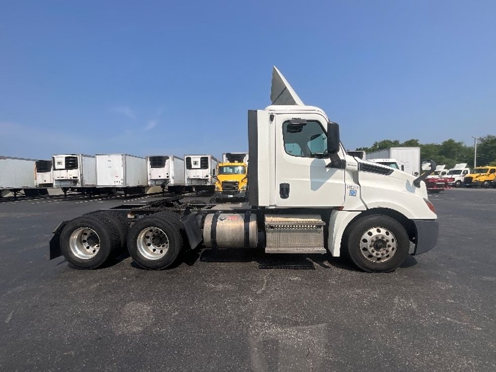 Day Cab Tractor-Heavy Duty Tractors-Freightliner-2019-T12664ST-Swedesboro-NJ-258,831\n\t\tmiles-$ 40,500 - Image 8