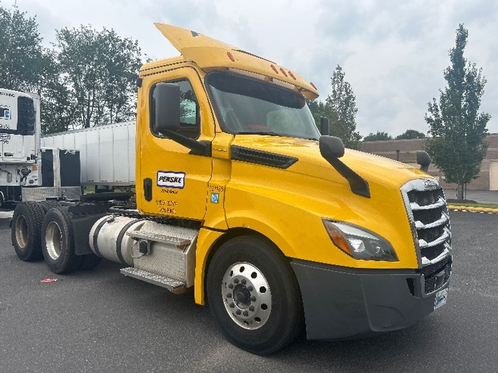Day Cab Tractor-Heavy Duty Tractors-Freightliner-2019-T12664ST-Swedesboro-NJ-522,582\n\t\tmiles-$ 34,500 - Image 1