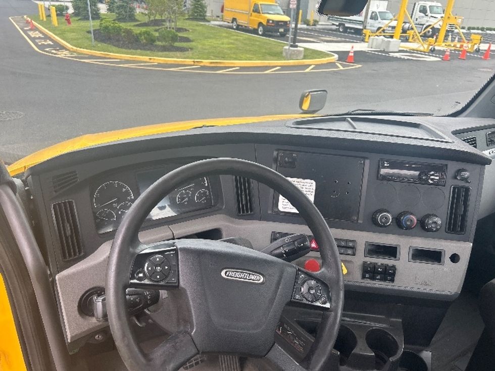 Day Cab Tractor-Heavy Duty Tractors-Freightliner-2019-T12664ST-Swedesboro-NJ-522,582\n\t\tmiles-$ 34,500 - Image 11