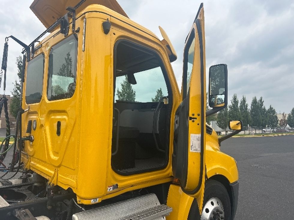 Day Cab Tractor-Heavy Duty Tractors-Freightliner-2019-T12664ST-Swedesboro-NJ-522,582\n\t\tmiles-$ 34,500 - Image 12