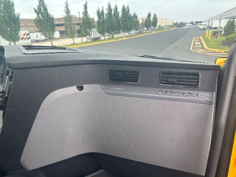 Day Cab Tractor-Heavy Duty Tractors-Freightliner-2019-T12664ST-Swedesboro-NJ-522,582\n\t\tmiles-$ 34,500 - Image 13