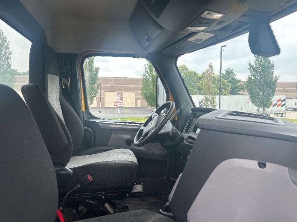 Day Cab Tractor-Heavy Duty Tractors-Freightliner-2019-T12664ST-Swedesboro-NJ-522,582\n\t\tmiles-$ 34,500 - Image 14