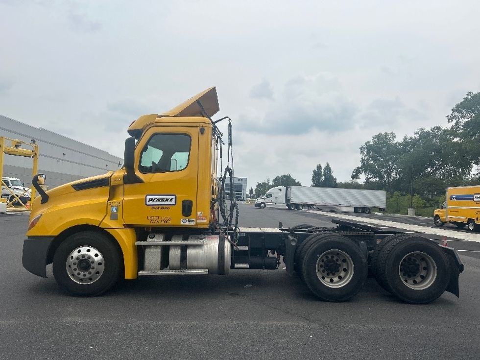 Day Cab Tractor-Heavy Duty Tractors-Freightliner-2019-T12664ST-Swedesboro-NJ-522,582\n\t\tmiles-$ 34,500 - Image 4