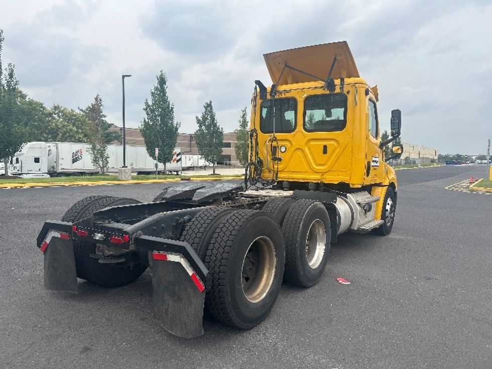 Day Cab Tractor-Heavy Duty Tractors-Freightliner-2019-T12664ST-Swedesboro-NJ-522,582\n\t\tmiles-$ 34,500 - Image 7