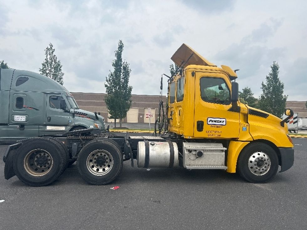 Day Cab Tractor-Heavy Duty Tractors-Freightliner-2019-T12664ST-Swedesboro-NJ-522,582\n\t\tmiles-$ 34,500 - Image 8