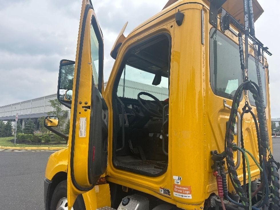 Day Cab Tractor-Heavy Duty Tractors-Freightliner-2019-T12664ST-Swedesboro-NJ-522,582\n\t\tmiles-$ 34,500 - Image 9