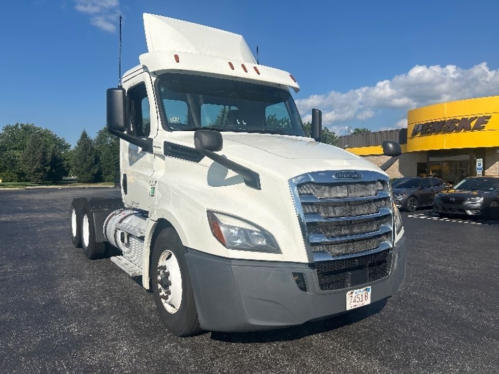 Day Cab Tractor-Heavy Duty Tractors-Freightliner-2019-T12664ST-Swedesboro-NJ-563,680\n\t\tmiles-$ 33,250 - Image 1