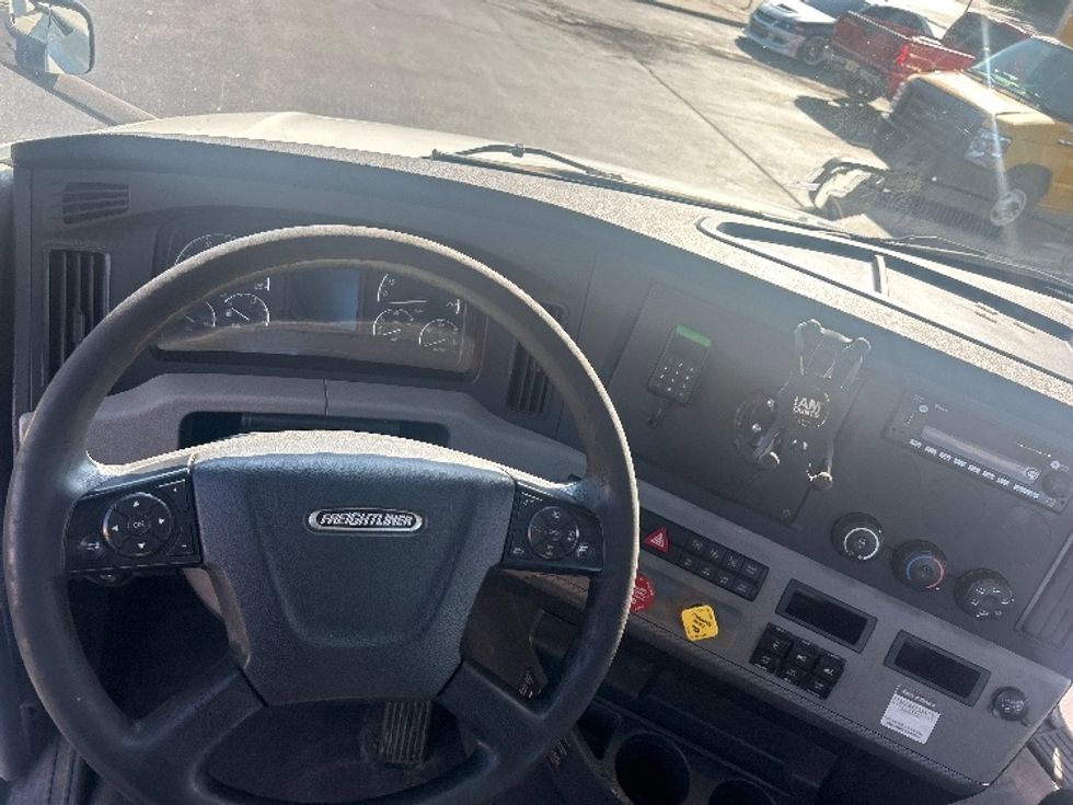 Day Cab Tractor-Heavy Duty Tractors-Freightliner-2019-T12664ST-Swedesboro-NJ-563,680\n\t\tmiles-$ 33,250 - Image 11