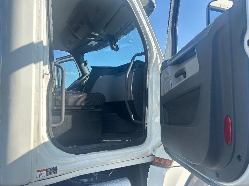 Day Cab Tractor-Heavy Duty Tractors-Freightliner-2019-T12664ST-Swedesboro-NJ-563,680\n\t\tmiles-$ 33,250 - Image 12